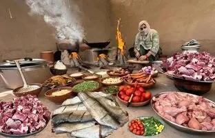 (ویدئو) پخت غذا با گوشت، مرغ و ماهی برای 50 نفر توسط بانوی جوان پاکستانی