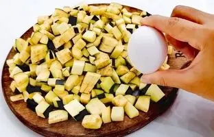 (ویدئو) با تخم مرغ و بادمجان این غذای خوشمزه و جدید رو درست کن!