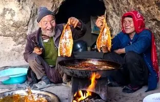 (ویدئو) غذای روستایی در افغانستان؛ عاشقان قدیمی در حال پختن ماهی کاری در غار باستانی