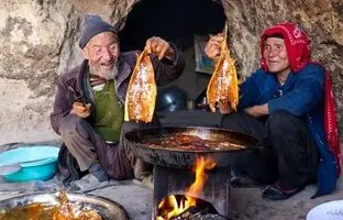 (ویدئو) غذای روستایی در افغانستان؛ عاشقان قدیمی در حال پختن ماهی کاری در غار باستانی