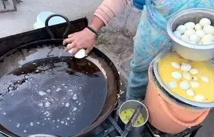 (ویدئو) غذای خیابانی؛ بلایی عجیبی که این زن فروشنده هندی برسر تخم مرغ ها می آورد!