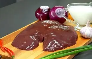 (ویدئو) به روش این آشپز مشهور لهستانی یه غذای خوشمزه با جگر گاو درست کنین!