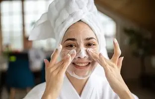 10 اشتباه رایج در شستشوی صورت که به پوست آسیب می زنند!