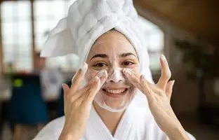 10 اشتباه رایج در شستشوی صورت که به پوست آسیب می زنند!