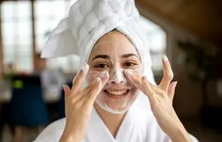 10 اشتباه رایج در شستشوی صورت که به پوست آسیب می زنند!
