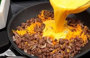 (ویدئو) طبخ یک غذای خوشمزه با گوشت چرخ کرده و تخم مرغ به سبک آشپز آلمانی