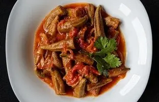 طرز پخت «خوراک بامیه» به سبک مردم افغانستان
