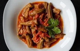 طرز پخت «خوراک بامیه» به سبک مردم افغانستان