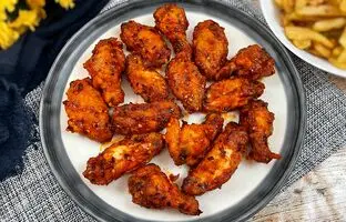 (ویدئو) پخت 10 گیلوگرم بال مرغ توسط پیرمرد مشهور هندی و پسرانش