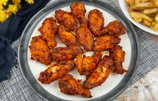 (ویدئو) پخت 10 گیلوگرم بال مرغ توسط پیرمرد مشهور هندی و پسرانش