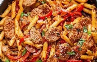 پاستا با سوسیس دودی و پنیر پارمسان! یه ترکیب جادویی!