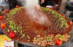 (ویدئو) غذای خیابانی؛ طبخ 15 کیلوگرم دل و جگر سرخ شده در پیشاور پاکستان