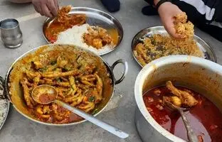 (ویدئو) غذای روستایی؛ پخت چلو پای مرغ توسط یک آشپز معروف هندی