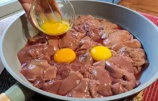 (ویدئو) پخت یک غذای متفاوت با جگر مرغ به سبک اروپایی