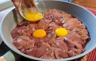 (ویدئو) پخت یک غذای متفاوت با جگر مرغ به سبک اروپایی