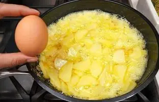 (ویدئو) اسپانیایی ها سیب زمینی تخم مرغ را به این شکل طبخ می کنند