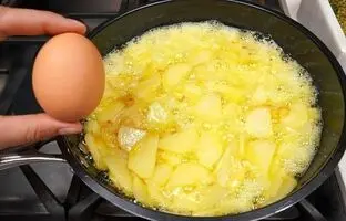 (ویدئو) اسپانیایی ها سیب زمینی تخم مرغ را به این شکل طبخ می کنند