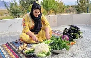 (ویدئو) مهارت دختر روستایی کردستانی در آماده کردن ترشی؛ برداشت بادمجان از مزرعه
