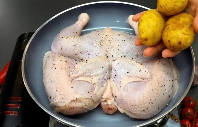 (ویدئو) هلندی ها با سیب زمینی و مرغ کامل این غذای خوشمزه و جالب را طبخ می کنند
