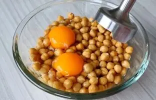 (ویدئو) طبخ یک غذای خوشمزه و سریع با نخود و تخم مرغ توسط آشپز ترکیه ای