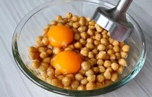(ویدئو) طبخ یک غذای خوشمزه و سریع با نخود و تخم مرغ توسط آشپز ترکیه ای