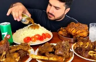 (ویدئو) غذا خوردن با صدا؛ خوردن 5 کیلوگرم گوشت و مرغ با برنج توسط جوان مشهور پاکستانی