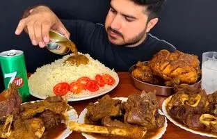 (ویدئو) غذا خوردن با صدا؛ خوردن 5 کیلوگرم گوشت و مرغ با برنج توسط جوان مشهور پاکستانی