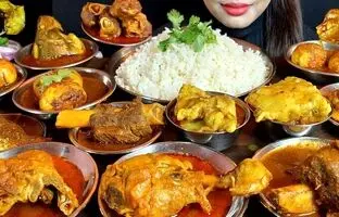 (ویدئو) خوردن 4 کیلوگرم چلو گوشت، چربی، ماهی و مرغ توسط سوجاتا، دختر مشهور هندی