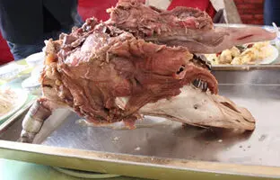 (ویدئو) طبخ متفاوت و عجیب کله پاچه بزرگ گاو توسط یک آشپز روستایی مشهور آذربایجانی