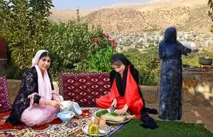 (ویدئو) غذای روستایی؛ پخت جالب و متفاوت پلو ماهی به سبک مادر و دختران کردستانی