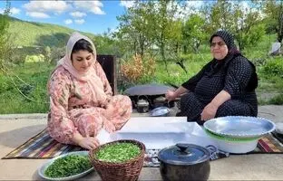 (ویدئو) غذای روستایی؛ پخت نان محلی روی ساج توسط مادر و دختر کردستانی
