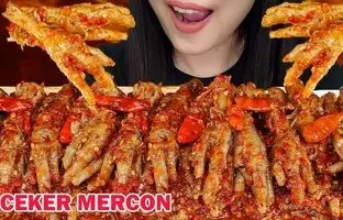 (ویدئو) غذا خوردن با صدا؛ خوردن یک کیلوگرم پای مرغ به سبک دختر جوان اندونزیایی