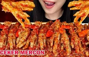 (ویدئو) غذا خوردن با صدا؛ خوردن یک کیلوگرم پای مرغ به سبک دختر جوان اندونزیایی