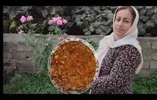 (ویدئو) پخت یک سوپ متفاوت با نخود فرنگی و بادمجان مخصوص فصل سرد توسط بانوی روستایی