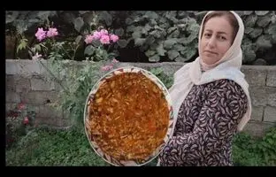 (ویدئو) پخت یک سوپ متفاوت با نخود فرنگی و بادمجان مخصوص فصل سرد توسط بانوی روستایی