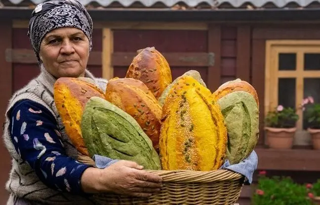 (ویدئو) پخت نان خوشمزه کدو حلوایی توسط بانوی روستایی آذربایجانی