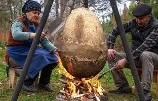 (ویدئو) تخم اژها؛ غذایی باستانی که توسط این زوج روستایی آذربایجانی پخته می شود