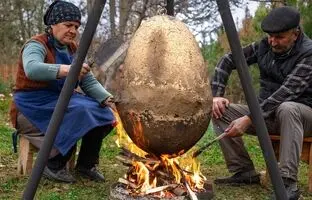 (ویدئو) تخم اژها؛ غذایی باستانی که توسط این زوج روستایی آذربایجانی پخته می شود