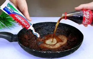 (ویدئو) با نوشابه و خمیر دندان به این راحتی می‌توانید ماهیتابه سوخته را تمیز کنید