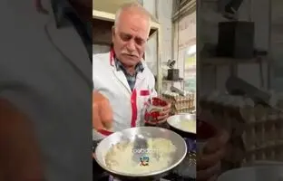 (ویدئو) غذای خیابانی؛ پخت املت پیازی قهوه خانه ای توسط عمو حسن مشهور
