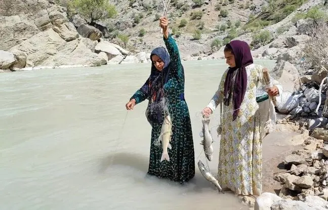 (ویدئو) این زن جوان عشایر ایرانی در رودخانه خروشان ماهی گرفت و آن ها را کباب کرد