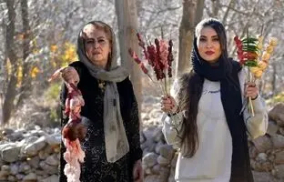 (ویدئو) کباب کردن دل و جگر روی ذغال به سبک مادر و دختر روستایی کردستانی