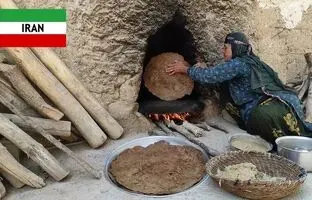 (ویدئو) پخت حیرت انگیز نان بلوط روی ساج توسط بانوی عشایر ایرانی