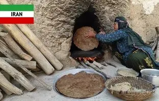(ویدئو) پخت حیرت انگیز نان بلوط روی ساج توسط بانوی عشایر ایرانی
