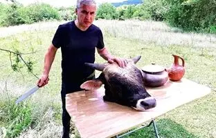 (ویدئو) طبخ یک غذای جدید و جالب با کله پاچه بزرگ گاو توسط آشپز مشهور روستایی آذربایجانی