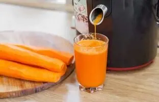 (ویدئو) نحوه تهیه آب هویج قرمز به شیوه متفاوت این آبمیوه فروش پاکستانی