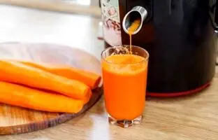 (ویدئو) نحوه تهیه آب هویج قرمز به شیوه متفاوت این آبمیوه فروش پاکستانی
