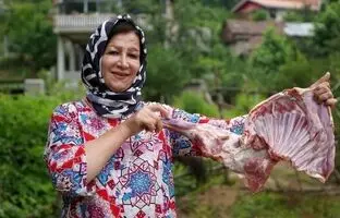 (ویدئو) پخت متفاوت گوشت گوسفند در ظرف سفالی توسط یک آشپز روستایی سوادکوهی
