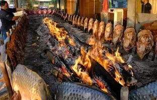 (ویدئو) غذای خیابانی؛ تهیه ماهی کبابی روی ذغال به سبک مشهورترین آشپز خیابانی عراق