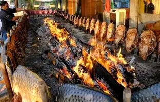 (ویدئو) غذای خیابانی؛ تهیه ماهی کبابی روی ذغال به سبک مشهورترین آشپز خیابانی عراق